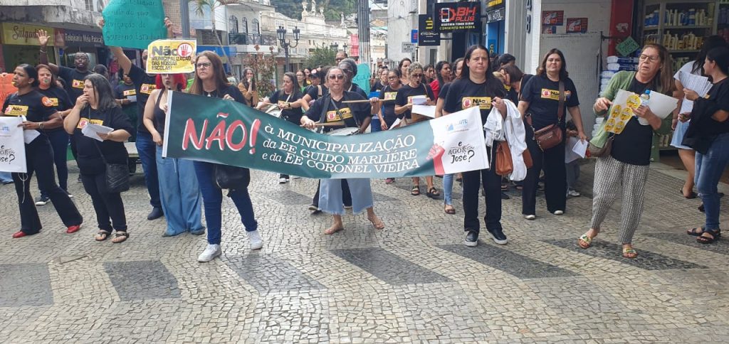 Professores fazem passeata contra municipalização de escolas