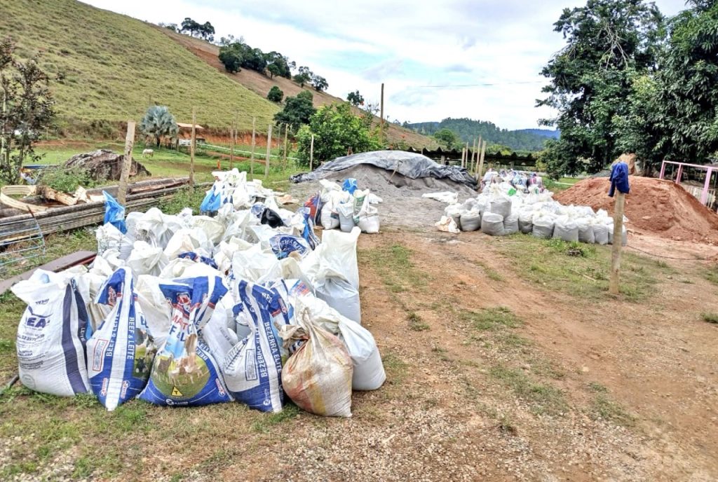 Prefeitura distribui agrosilício a pequenos produtores rurais