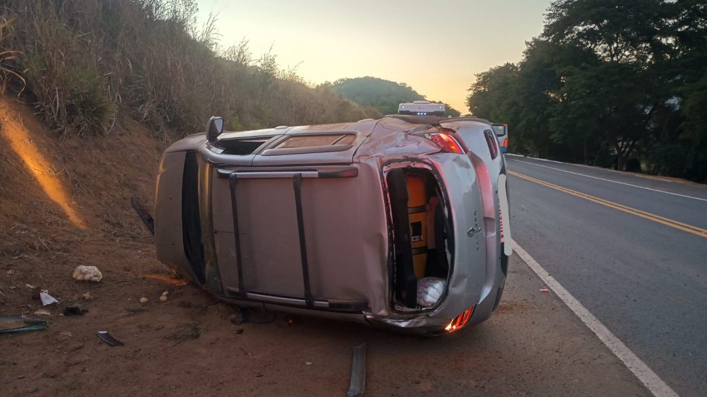 Animal na pista provoca capotamento na BR-116, em Além Paraíba
