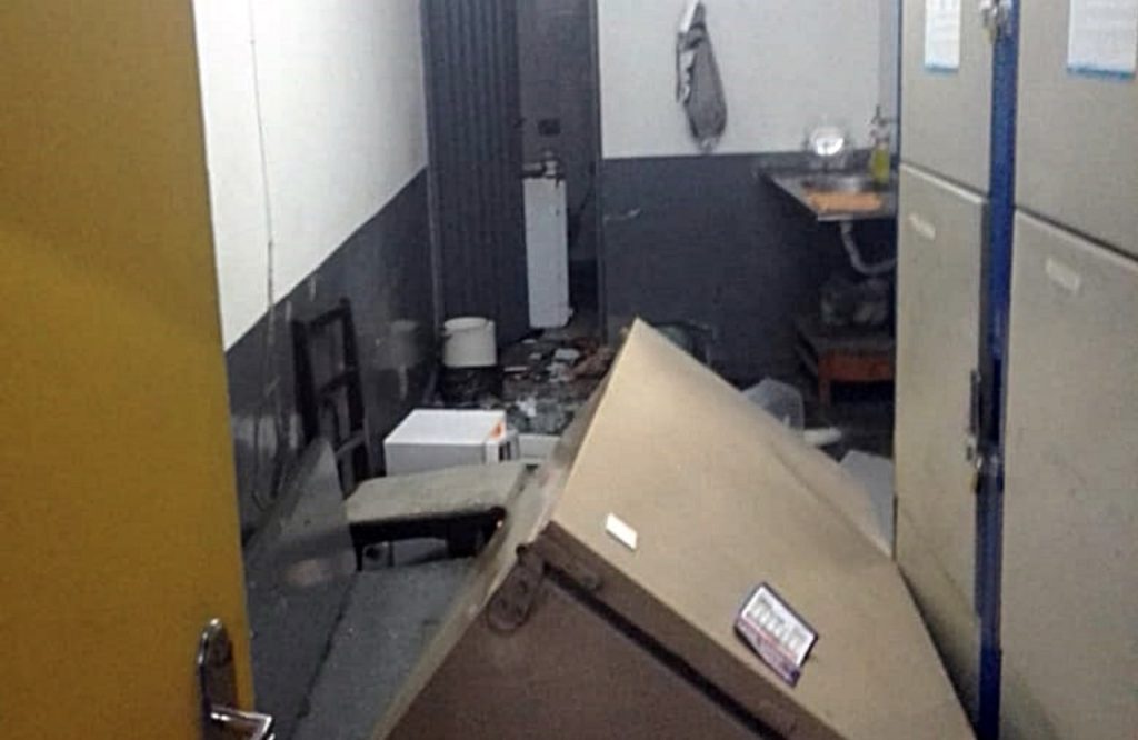 Homem surta e vandaliza sala na rodoviária de Leopoldina