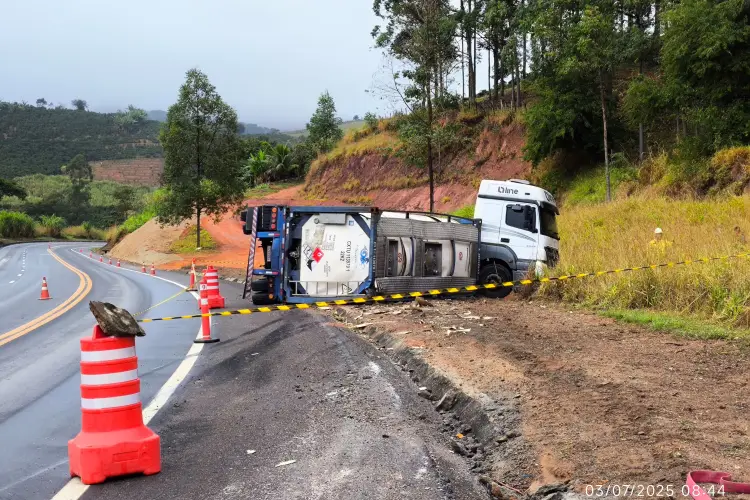 Carreta carregada com ácido tomba na BR-116, em São Francisco do Glória