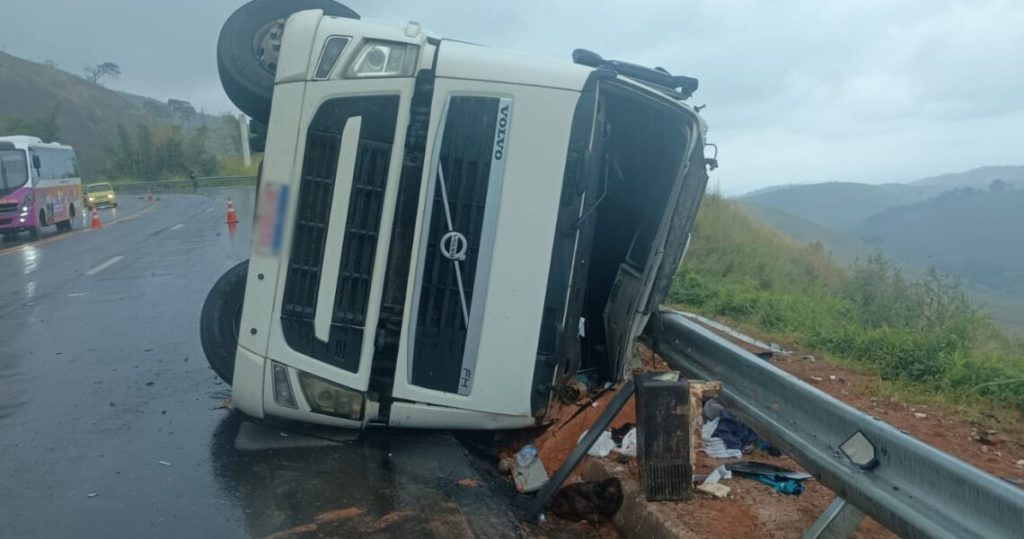 Carreta tomba e motorista fica ferido na Serra da Vileta