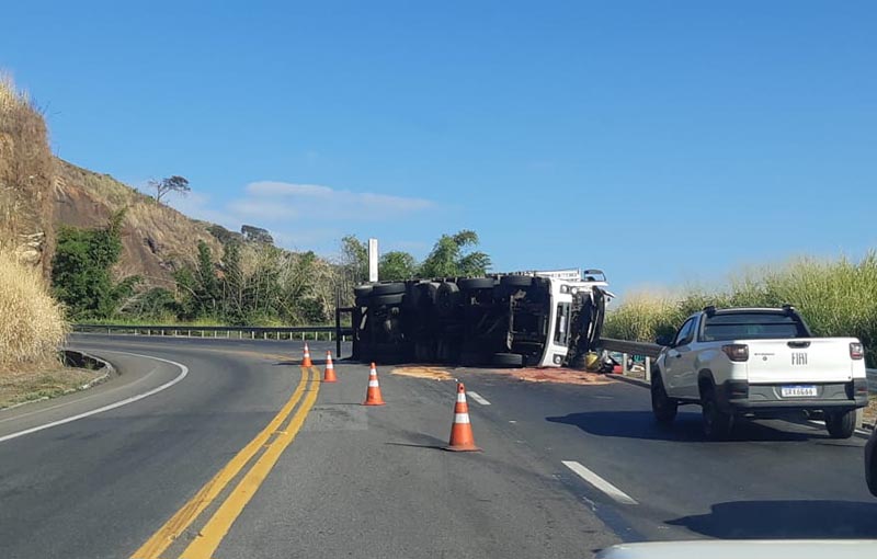 Caminhão tomba na BR-116, em Leopoldina, após colisão
