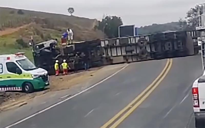 Carreta tomba sobre carro na BR-116, em Leopoldina
