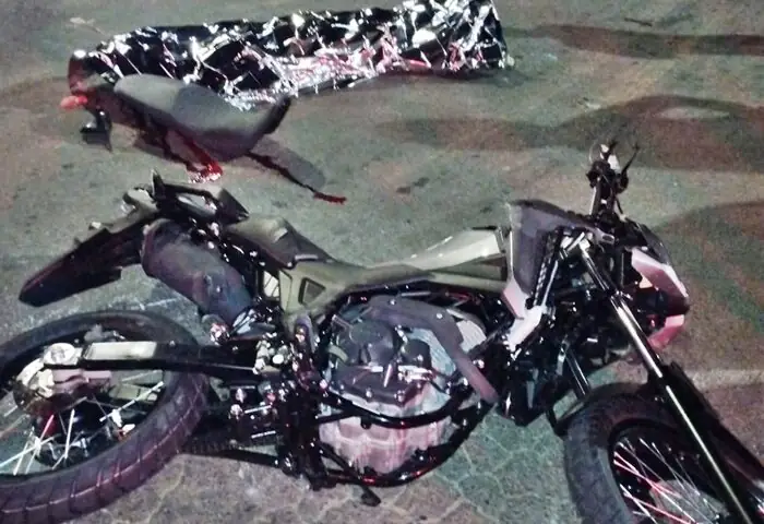 Acidente entre moto e caminhão deixa um morto e um ferido grave em Ubá