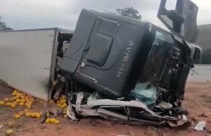 Carreta tomba sobre carro