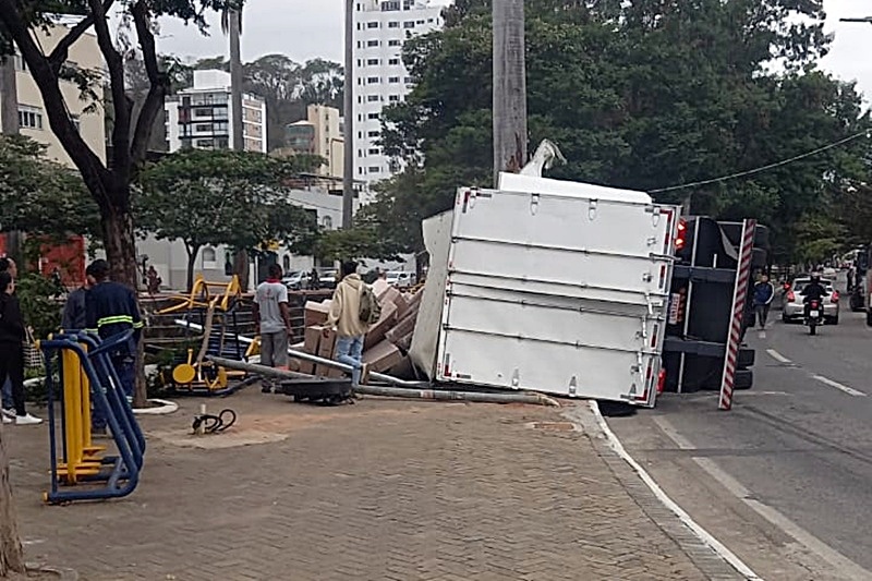 Carreta tomba em avenida no Centro de Ubá