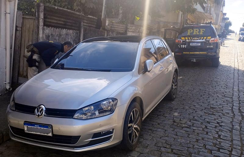 PRF e PM recuperam, em Leopoldina, carro roubado no Rio de Janeiro