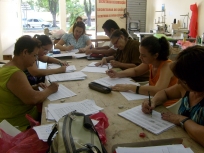 adultos em aula de caligrafia