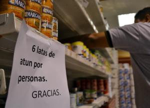 Venezuelanos correm aos supermercados com medo do 