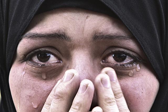  Palestina chora em funeral do irmão Audi Naser, 1