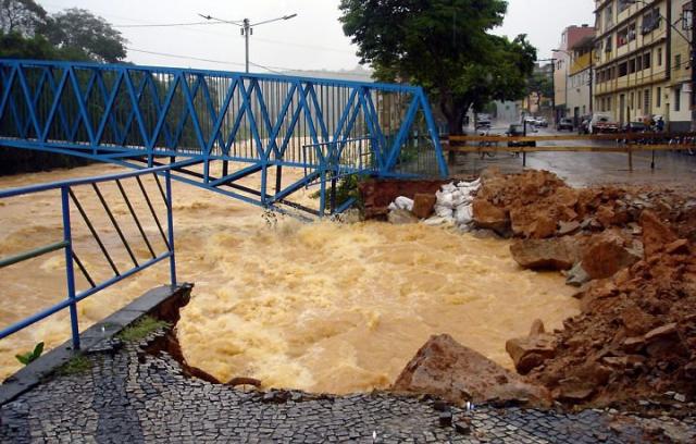 Avenida Juscelino Kubistchek, em Muriaé, durante a