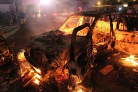 Carro incendiado diante do quartel do grupo salafi