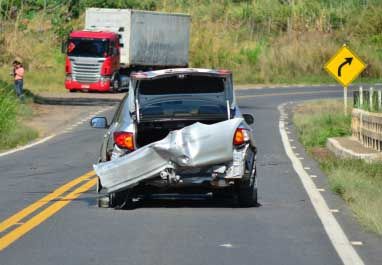 O Corolla ficou parcialmente destruído com o impac