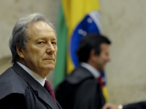 Lewandowski absolve José Dirceu do crime de corrup