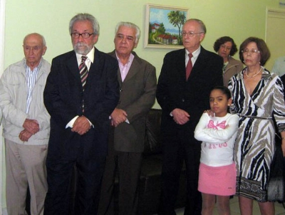 Autoridades do Hospital de Cataguases, o homenageado e sua fam&iacute;lia