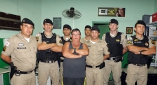 A equipe de policiais que recuperaram o veículo e o seu proprietário