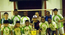 A equipe campeã do Cataguasense com o troféu