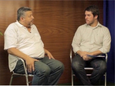 Dim, &agrave; esquerda, sendo entrevistado por Gustavo Baldez
