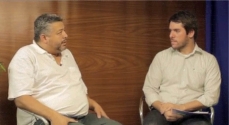 Dim, à esquerda, sendo entrevistado por Gustavo Baldez