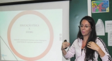 Acadêmica apresenta seu trabalho durante o evento