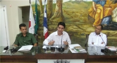 Vereador Vinícius Samor presidiu a audiência. À direita, Secretário Pedro Raumundo. À esquerda, Controlador Marcelo Correia.