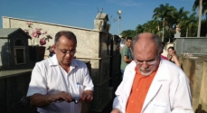 O advogado Eduardo Barcellos e o médico legista, João Sérgio Mattos