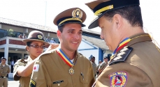Cabo Oneias recebendo a maior honraria da Polícia Militar