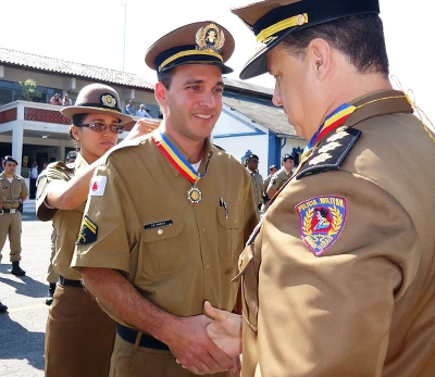 Cabo Oneias recebendo a maior honraria da Pol&iacute;cia Militar
