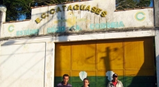 Os diretores do Clube em frente à entrada principal do estádio