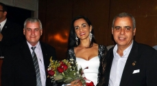 A nova presidente, Liliane, ao centro, tendo a seu lado o ex-presidente José Onofre e seu marido, Oder
