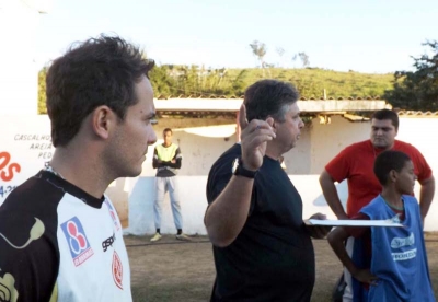Dois dos treinadores da equipe de Cataguases, Matheus e Luiz Carlos Mam&atilde;o