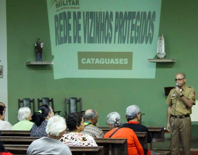 Sargento Jorge Roberto detalha o programa aos moradores