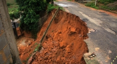 Rua parcialmente destruída pelas chuvas