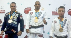 Caetano, ao centro, após receber sua medalha de ouro