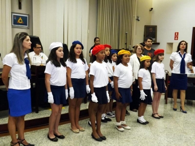 Os alunos cantaram o hino da Escola Estadual Coronel Vieira 