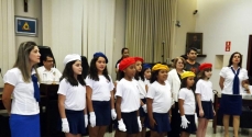 Os alunos cantaram o hino da Escola Estadual Coronel Vieira 