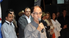 O prefeito de Laranjal, João Silva, discursa na abertura da Exposição