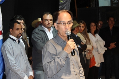 O prefeito de Laranjal, Jo&atilde;o Silva, discursa na abertura da Exposi&ccedil;&atilde;o