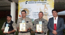 Alan Neves, à direita, com os vencedores do Campeonato de Tiro