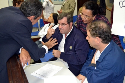 O vereador Walmir Linhares (de costas) conversa com os m&eacute;dicos Jos&eacute; Carlos, Nely e L&uacute;cio