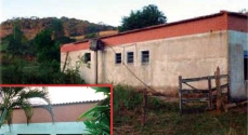 O terreno na foto maior com a escola ao fundo e, no detalhe, a fachada do imóvel