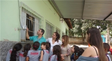 Alunos e Professores da Escola Municipal Dª Rosinha, na Fazenda da Barrinha, testam o funcionamento do pluviômetro instalado naquela comunidade
