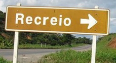 O crime ocorreu pouco depois desta placa, onde à direita existe uma guarita 