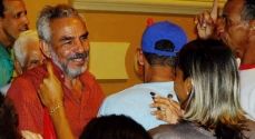 Luiz Mathias rodeado pelos eleitores que o cumprimentam pela vitória