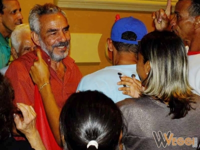 Luiz Mathias rodeado pelos eleitores que o cumprimentam pela vit&oacute;ria