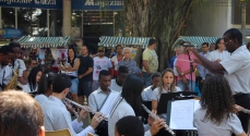 Um bom público parou para ver a banda tocar