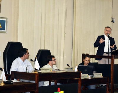 &Acirc;ngelo Cirino explica o projeto aos vereadores na C&acirc;mara Municipal