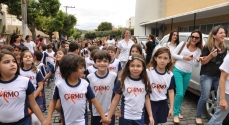 Alunos do Instituto Nossa Senhora do Carmo contagiam o centro da cidade com seu desfile cívico