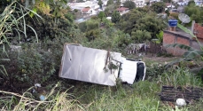 Caminhão desceu de ré e capotou até cair do barranco